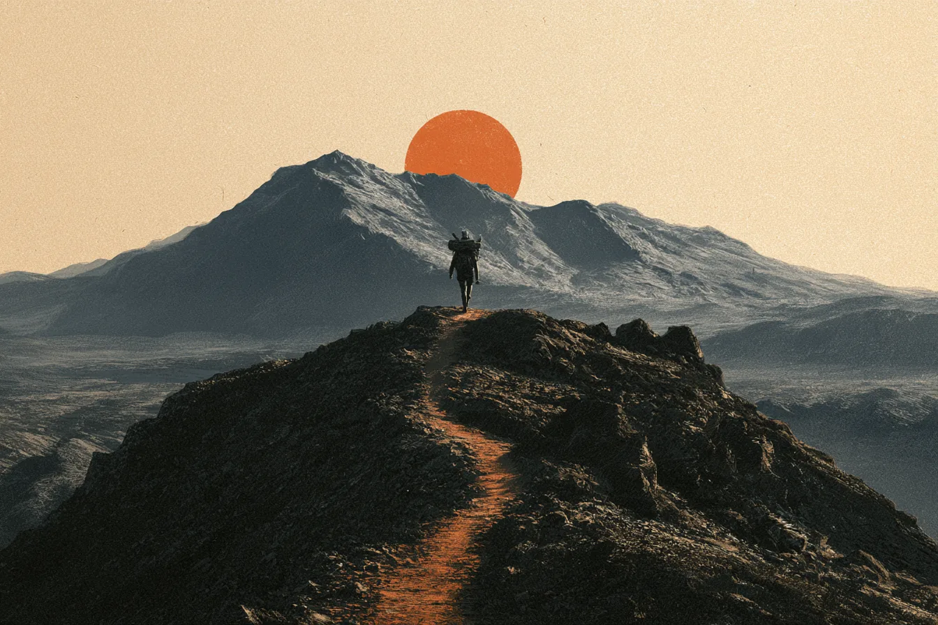 Um homem com uma mochila sobe sozinho pela crista de uma montanha escura; atrás do pico maior, um sol vermelho